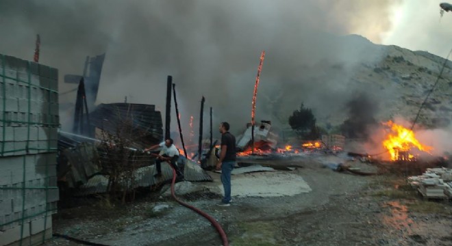  Uzundere’de korkutan yangın